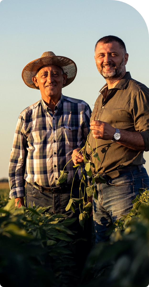 Fotografias de um homem idoso de chapéu e um homem de meia idade no meio de um campo de soja olhando para frente